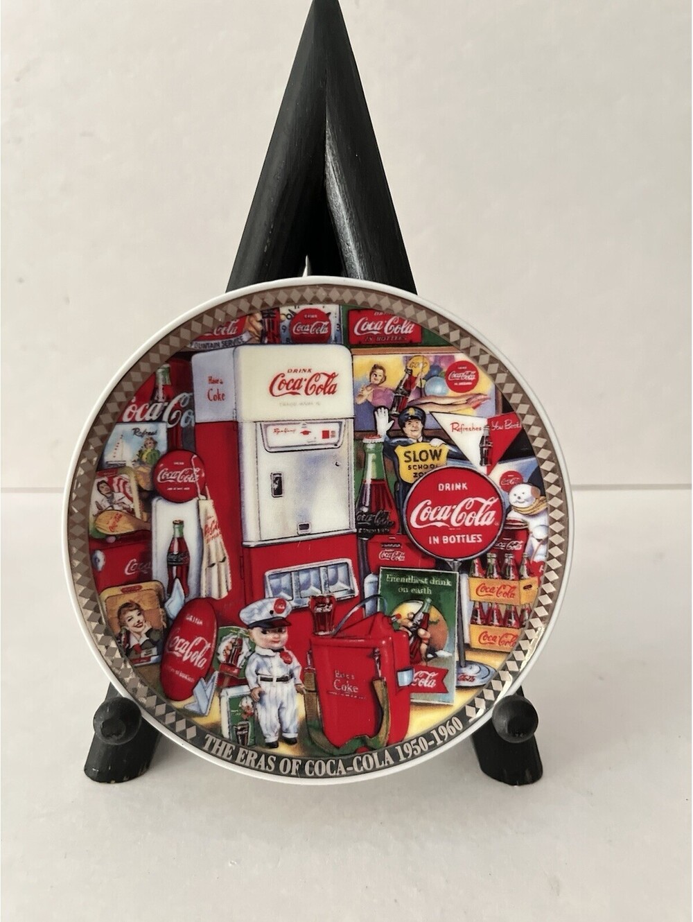Coca-cola Collector’s Edition Mini Plate The Eras Of 1950-1960 Coke W/stand
